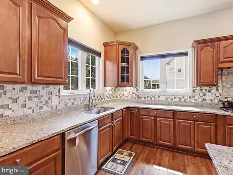 Kitchen - 41961 Riding Mill Pl, Ashburn, VA 20148 photo 5 of 8