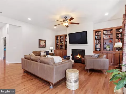 Living - 41961 Riding Mill Pl, Ashburn, VA 20148 photo 2 of 6