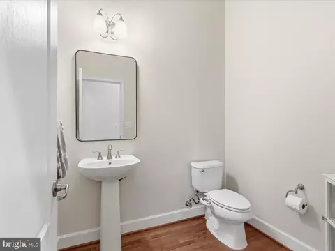 Bath - 41961 Riding Mill Pl, Ashburn, VA 20148 photo 1 of 5