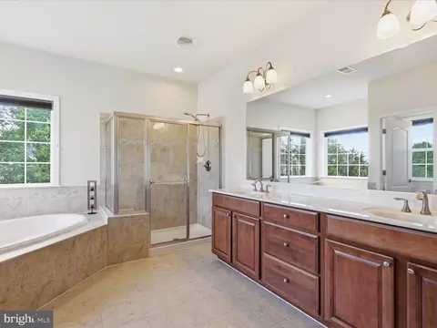 Bath - 41961 Riding Mill Pl, Ashburn, VA 20148 photo 2 of 5