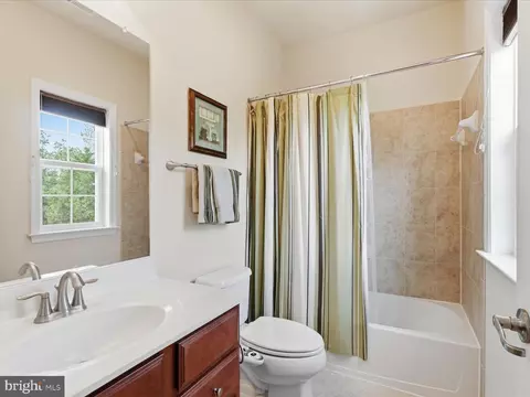 Bath - 41961 Riding Mill Pl, Ashburn, VA 20148 photo 4 of 5