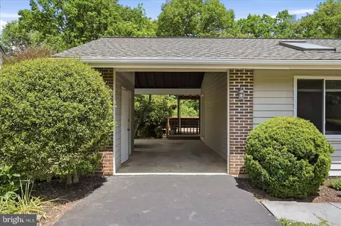 Exterior - 35 Biscayne Pl, Sterling, VA 20164 photo 9 of 10