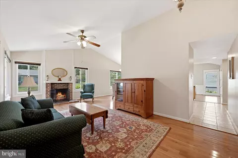 Living - 35 Biscayne Pl, Sterling, VA 20164 photo 2 of 5