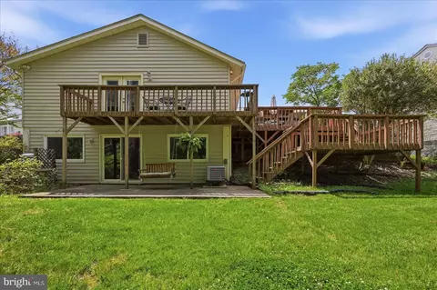 Exterior - 35 Biscayne Pl, Sterling, VA 20164 photo 6 of 10