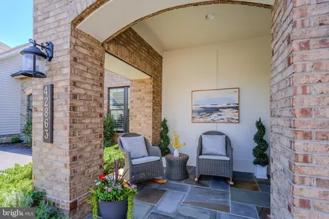 Exterior - 42863 Beaver Crossing Sq, Ashburn, VA 20148 photo 4 of 15