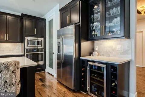 Kitchen - 42863 Beaver Crossing Sq, Ashburn, VA 20148 photo 4 of 6