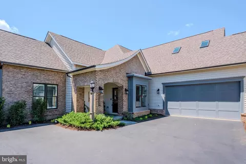 Exterior - 42863 Beaver Crossing Sq, Ashburn, VA 20148 photo 1 of 15