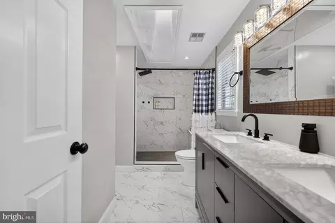 Bath - 43793 Stonebridge Dr, Ashburn, VA 20147 photo 2 of 6