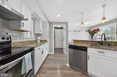 Entry Way - 43793 Stonebridge Dr, Ashburn, VA 20147 photo 4 of 14