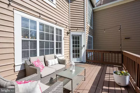 Exterior - 43793 Stonebridge Dr, Ashburn, VA 20147 photo 4 of 13