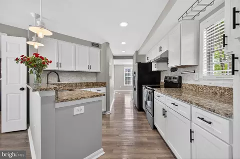 Entry Way - 43793 Stonebridge Dr, Ashburn, VA 20147 photo 3 of 14