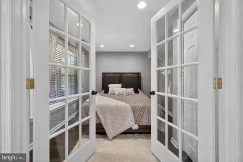 Bedroom - 43793 Stonebridge Dr, Ashburn, VA 20147 photo 6 of 7