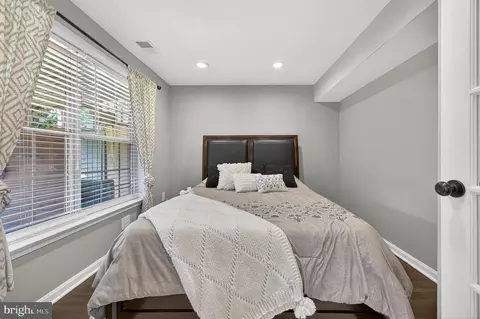 Bedroom - 43793 Stonebridge Dr, Ashburn, VA 20147 photo 7 of 7
