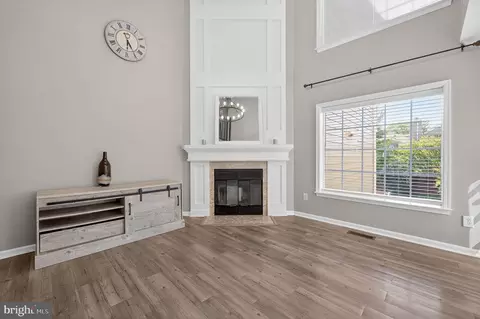 Living - 43793 Stonebridge Dr, Ashburn, VA 20147 photo 2 of 7