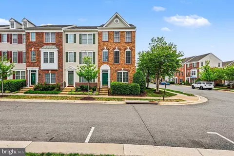 42822 Sykes Ter, Chantilly, VA 20152