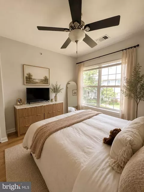 Bedroom - 43577 Patching Pond Sq, Ashburn, VA 20147 photo 1 of 3