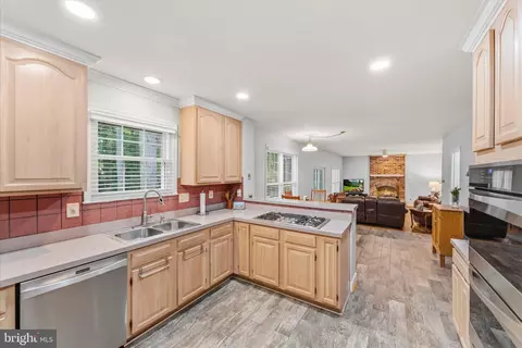 Kitchen - 43932 Tavern Dr, Ashburn, VA 20147 photo 4 of 4