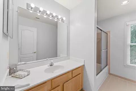 Bath - 43932 Tavern Dr, Ashburn, VA 20147 photo 3 of 4