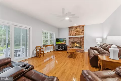 Living - 43932 Tavern Dr, Ashburn, VA 20147 photo 2 of 3