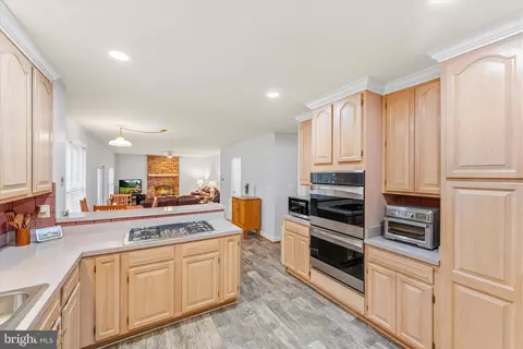 Kitchen - 43932 Tavern Dr, Ashburn, VA 20147 photo 3 of 4