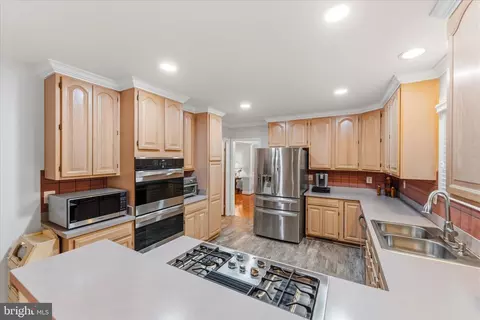 Kitchen - 43932 Tavern Dr, Ashburn, VA 20147 photo 2 of 4