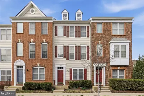 42798 Sykes Ter, Chantilly, VA 20152