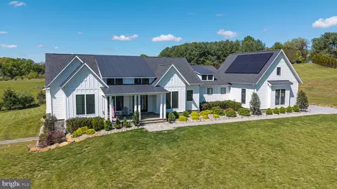 35399 Hillock Ln, Round Hill, VA 20141