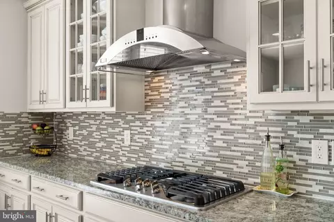 Kitchen - 23491 Epperson Sq, Brambleton, VA 20148 photo 4 of 9