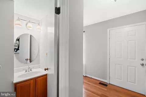 Entry Way - 13 Red Wing Ct, Sterling, VA 20164 photo 6 of 9