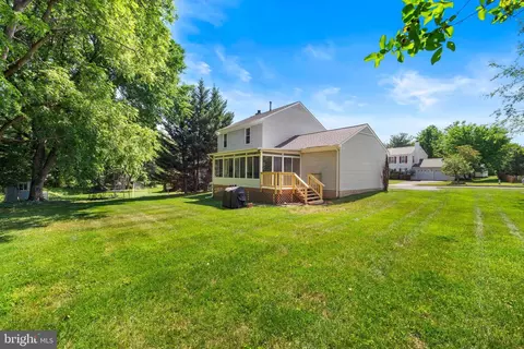 Exterior - 13 Red Wing Ct, Sterling, VA 20164 photo 8 of 10