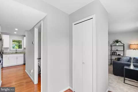 Entry Way - 13 Red Wing Ct, Sterling, VA 20164 photo 3 of 9