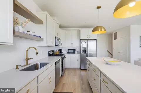 Kitchen - 20775 Lamlash Ter, Ashburn, VA 20147 photo 4 of 4