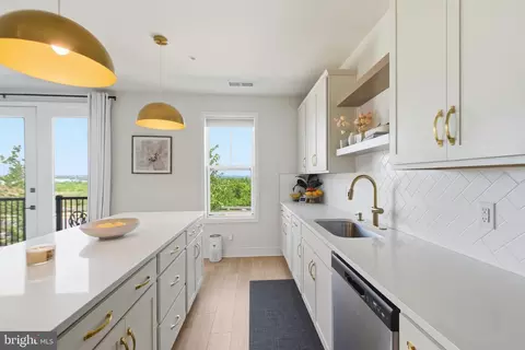 Kitchen - 20775 Lamlash Ter, Ashburn, VA 20147 photo 3 of 4