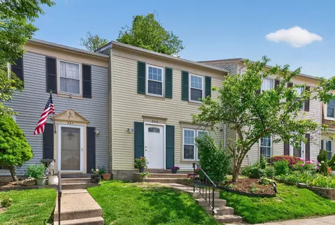 945 Holborn Ct, Sterling, VA 20164