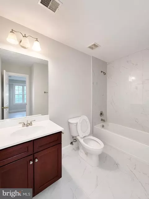 Bath - 42848 Sidney Pl, Ashburn, VA 20148 photo 6 of 8