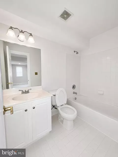 Bath - 42848 Sidney Pl, Ashburn, VA 20148 photo 5 of 8