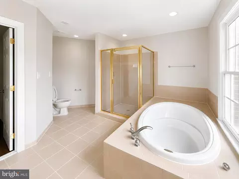 Bath - 42848 Sidney Pl, Ashburn, VA 20148 photo 2 of 8