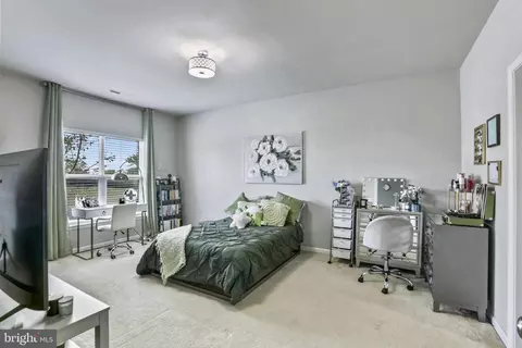 Bedroom - 21077 Ashburn Heights Dr, Ashburn, VA 20148 photo 4 of 8