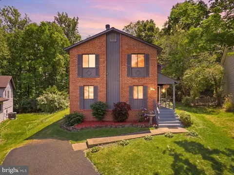211 Keyes Ct, Sterling, VA 20164