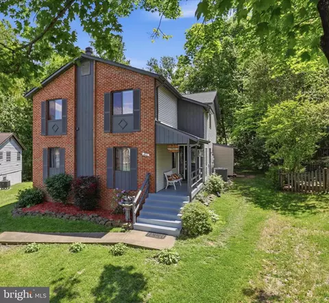 211 Keyes Ct, Sterling, VA 20164