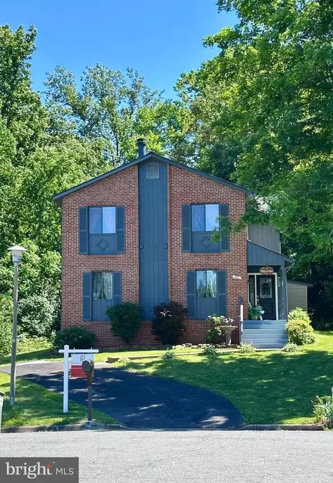 211 Keyes Ct, Sterling, VA 20164