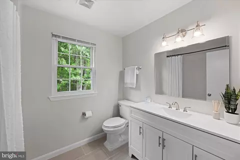 Bath - 27 Brinks Ct, Sterling, VA 20165 photo 1 of 4