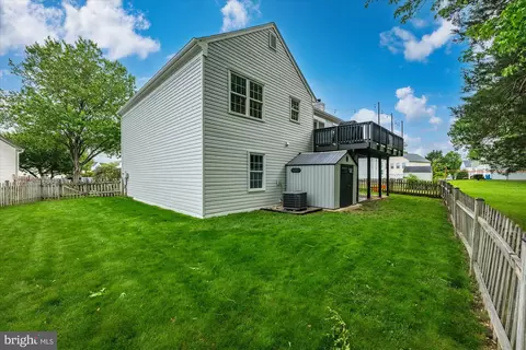Exterior - 27 Brinks Ct, Sterling, VA 20165 photo 5 of 9