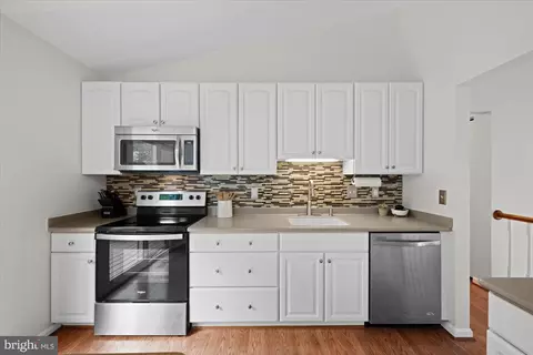 Kitchen - 27 Brinks Ct, Sterling, VA 20165 photo 2 of 3