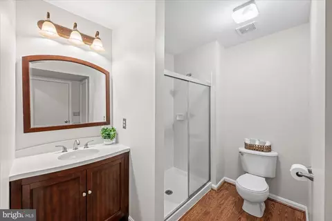 Bath - 27 Brinks Ct, Sterling, VA 20165 photo 4 of 4