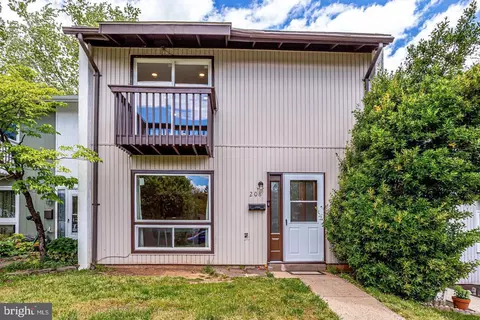 208 Willow Ter, Sterling, VA 20164