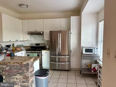 Kitchen - 21120 Adirondack Ter, Ashburn, VA 20147 photo 2 of 2