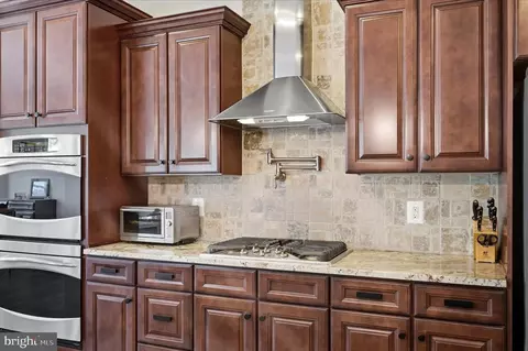 Kitchen - 41704 Bloomfield Path St, Ashburn, VA 20148 photo 4 of 5