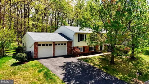 207 Silverleaf Dr, Sterling, VA 20164