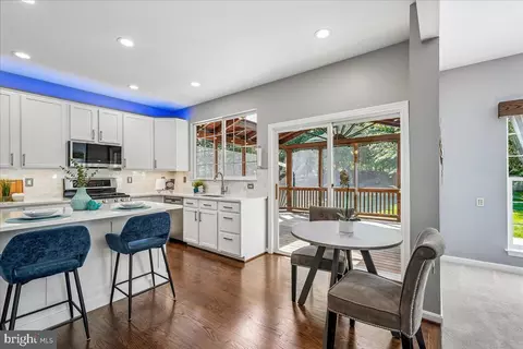 Kitchen - 42820 Crossbow Ct, Ashburn, VA 20147 photo 4 of 5